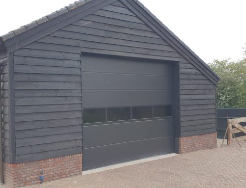 Bedrijfsdeur RAL 9004 met smoke dubbel acyrlaat glassectie