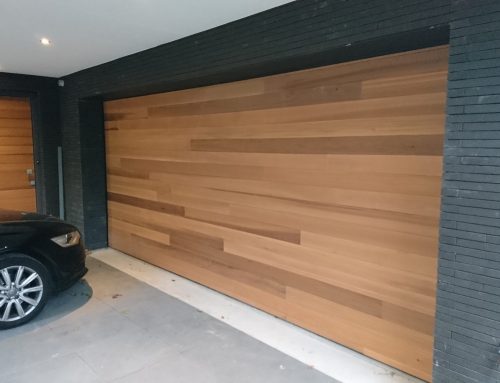 Garagedeur met hout bekleed